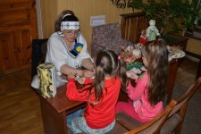 Світлана Пасашкова навчає створювати ляльки-мотанки заговорені на мир